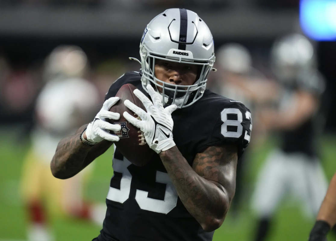 Sources: Giants acquire Darren Waller in trade with Raiders