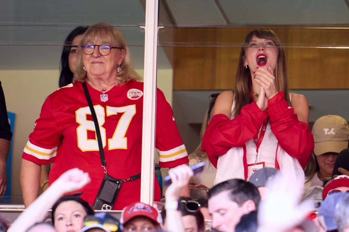 Taylor Swift cheers alongside Travis Kelce's mom at Chiefs game